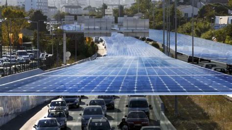 Autopistas cubiertas de paneles solares la solución con la que se