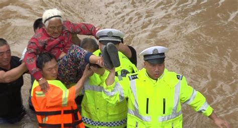 直击新乡特大暴雨 风雨同舟 河南高速交警多部门联动紧急转移受困群众澎湃号·政务澎湃新闻 The Paper