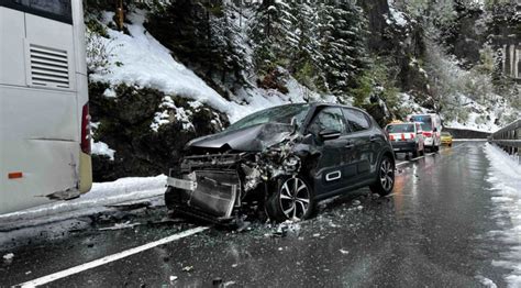 Sarnen OW Unfall zwischen Reisecar und PW am Brünigpass