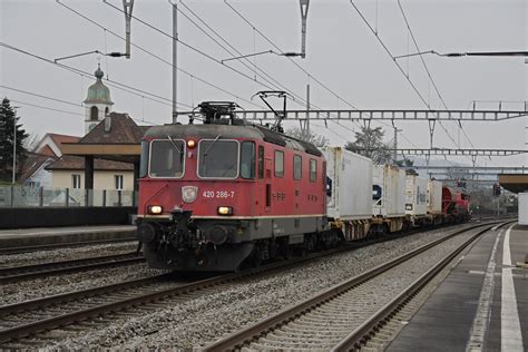 Re 420 286 7 durchfährt am 26 01 2023 den Bahnhof Rupperswil