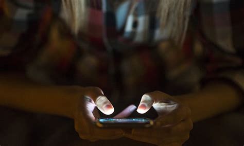 Man Who Loaned Woman Phone Becomes Revenge Porn Victim Daily Mail Online