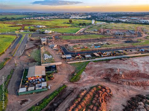 Imagem aérea da cidade de Paulínia durante por do sol tráfego e