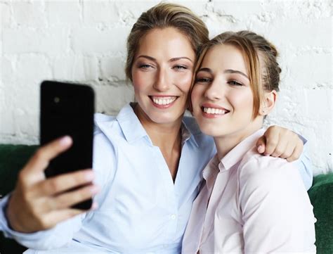 Mère mature et sa fille faisant un selfie à l aide d un téléphone intelligent Photo Premium