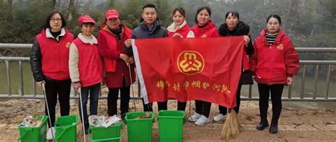 巾帼护河在行动 共建美丽小松建设活动河道