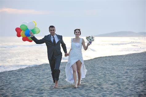 romantic beach wedding at sunset 12651786 Stock Photo at Vecteezy