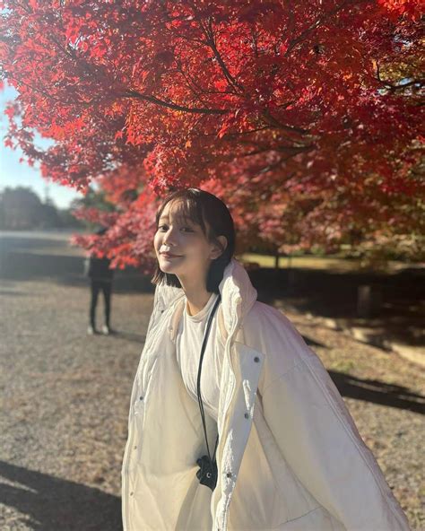 青戸しのさんのインスタグラム写真 青戸しのinstagram「紅葉🍁 お洋服タグ付けしてるよ🏷 京都御苑 紅葉スポット