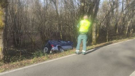 Herido el conductor de un coche que chocó contra un árbol en Vilalba