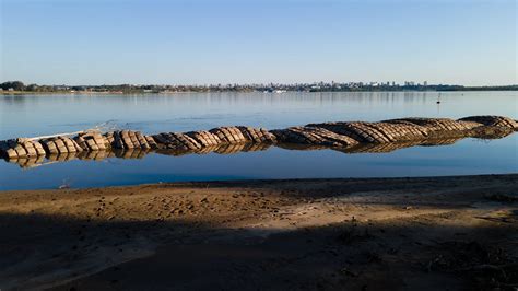 Impactantes imágenes del túnel subfluvial al descubierto por la bajante