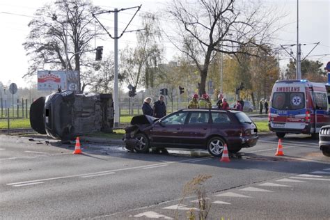 Wroc Aw Wypadek Trzech Aut Na Lotniczej Cz Owiek Zakleszczony W