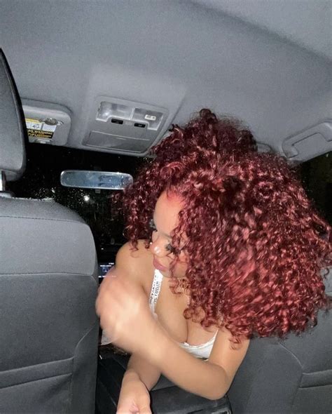 𝐏𝐑𝐄𝐓𝐓𝐘𝐁𝐋𝐔𝐍𝐓𝐙 Colored Curly Hair Girl Hair Colors Dyed Curly Hair