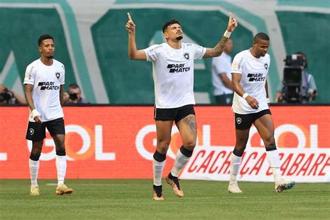 Veiga desperdiça pênalti Palmeiras perde e vê Botafogo disparar na