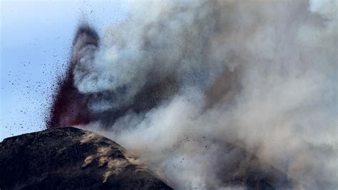 Erutta L Etna Sospese Le Operazioni Di Volo