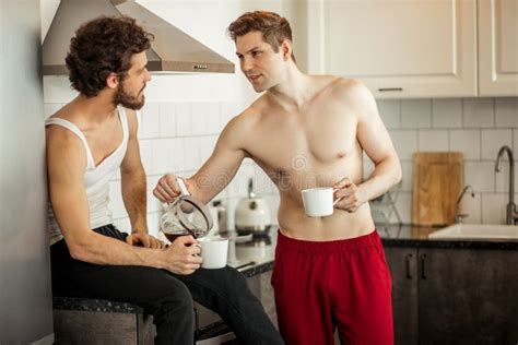 Desayuno De Pareja Gay Casada Feliz Imagen De Archivo Imagen De Hermoso Casa