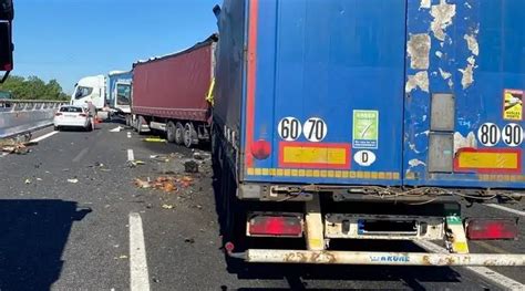 Tamponamento Fra Tre Mezzi Pesanti In Autostrada Muore Una Camionista