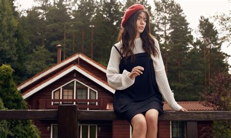 Premium Photo Gorgeous Brunette Woman In Fashion Classic Dress And Beret