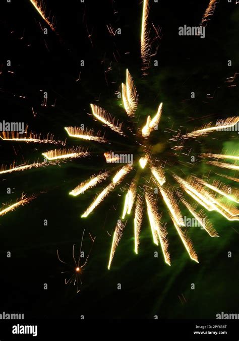 Lanciare Fuochi D Artificio Immagini E Fotografie Stock Ad Alta