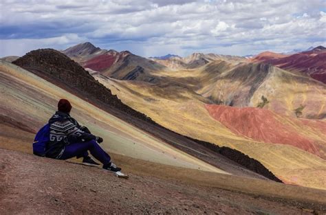 Trekker En Las Monta As Del Arco Iris De Palccoyo En Cusco Peru Paisaje