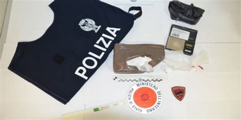 Crotone Beccati Con Un Chilo Di Cocaina In Casa Arrestati Un 30enne E