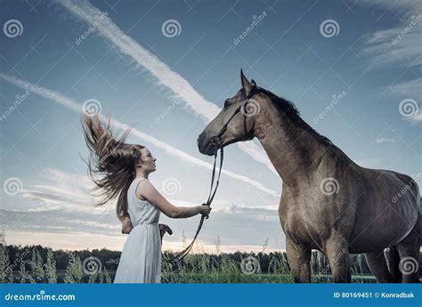 Blonde Junge Frau Mit Einem Majestätischen Hengst Spielt Stockbild Bild von tier haar