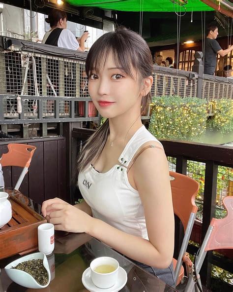 吉沢朱音さんのインスタグラム写真 吉沢朱音instagram「おはよう！🍵🇹🇼 台湾のお茶めっちゃ美味しい♡ 東方美人？？ってやつ