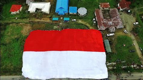 TOP NEWS Bendera Merah Putih Raksasa Berkibar Di Ujung Timur Indonesia