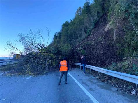 Karadeniz Sahil Yolu nda heyelan Ulaşım kapandı Son Dakika