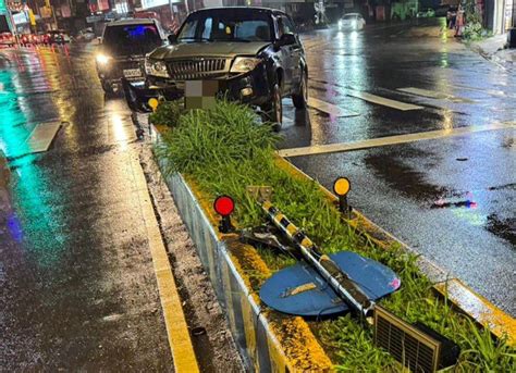 影／桃園休旅車爆衝撞安全島 他竟棄車逃跑警開罰 社會萬象 社會 聯合新聞網