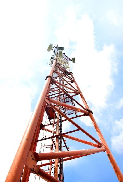 Torre De Telecomunicaciones Con Antenas Sobre Un Fondo De Cielo Azul Y