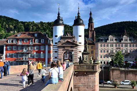 Auf der alten Brücke mit Brückentor Bild kaufen 71335312 lookphotos