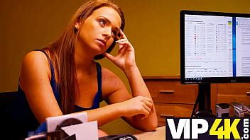 VIP K MILF es perforada por un acreedor porque el dinero cuesta la penetración del coño