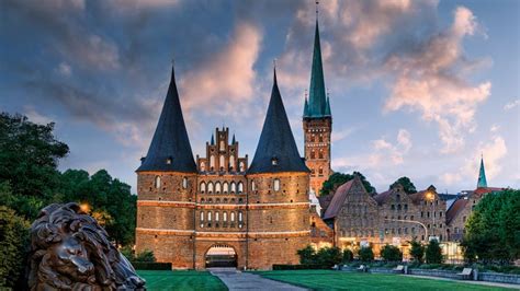 O portão de Holsten em Lübeck na Alemanha Bing Gallery