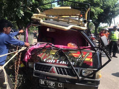 Sopir Pick Up Terjepit Usai Tabrak Pohon Di Kota Tebingtinggi Waspada