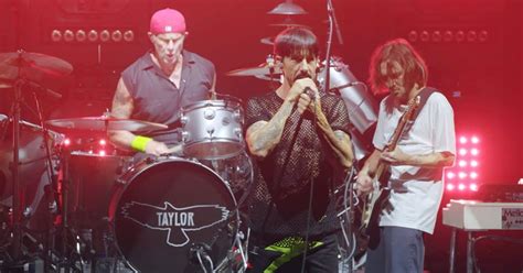 Red Hot Chili Peppers lança primeiros vídeos pro shot ao vivo desde volta de Frusciante Rock