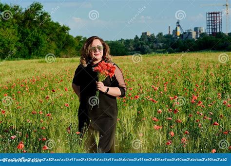 Mulher Feita Sob Medida Positiva Em Um Vestido Preto Em Um Campo Do