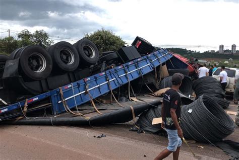 BR 040 é liberada após carreta tombar na pista Lafaiete Agora