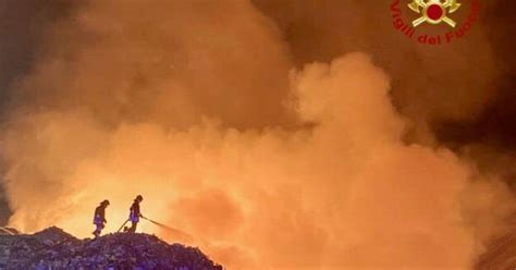 Brucia La Discarica Di Palermo