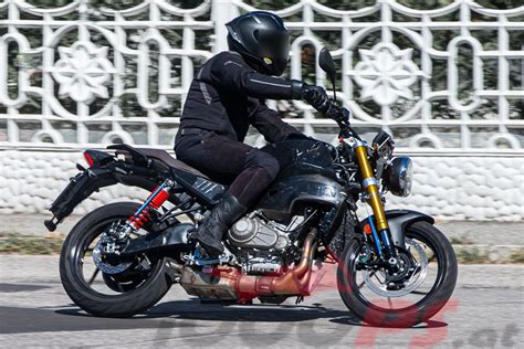 Aprilia 457 Naked Bike Prototypen Gesichtet