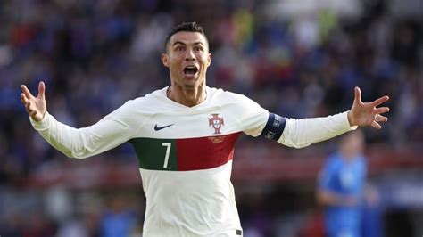 Cristiano Ronaldo marca gol de la victoria contra Islandia y también