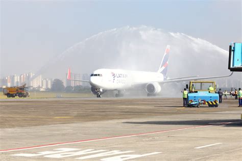 Boeing 767 da Latam Cargo pousa às 9h30 no aeroporto de São José dos