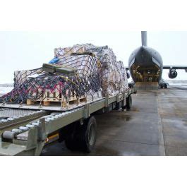 ImagesDéfense Chargement de fret à bord d un avion cargo Douglas C 17