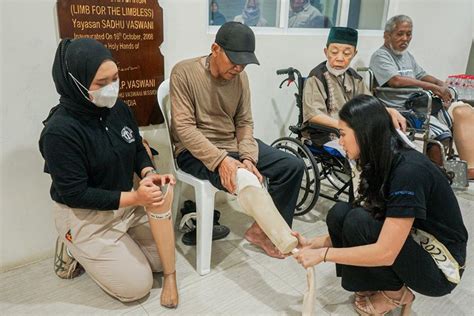 Terima Bantuan Kaki Palsu Dari Mnc Peduli Penyandang Tuna Daksa Ini