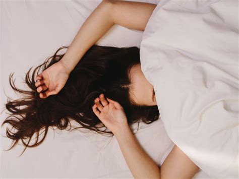 Benefits Of Sleeping Naked Experts Discuss Sleeping Naked For Better Rest Vaginal Health And