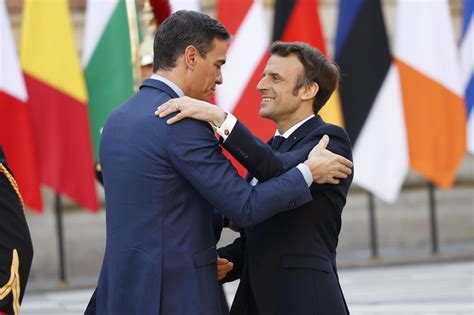 Sánchez y Macron se meten mano El Periódico de España