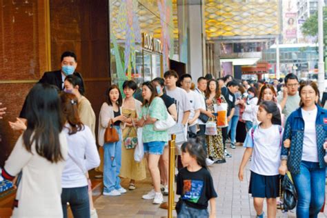 黄金周首日逾31万人次入境，香港名店人龙再现 星岛环球网