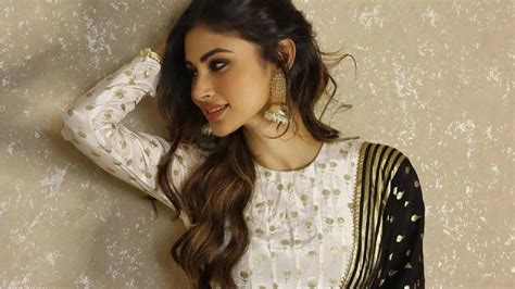 Mouni Roy या कारणामुळे मौनी रॉय ट्रोल अभिनेत्रीने घेतला हा मोठा निर्णय वाचा काय घडले