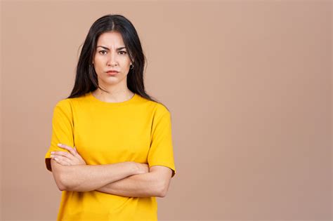 Foto De Mulher Hispânica Cruzando Os Braços Com Uma Expressão Irritada E Mais Fotos De Stock De