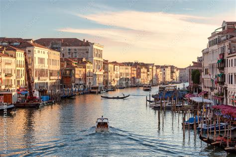 Venezia Veduta Del Canal Grande Con Scia Di Motoscafo E Gondola Dal