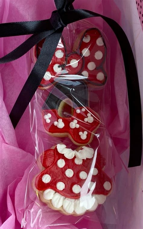 How To Decorate Minnie Mouse Cookies With Buttercream Buttercream Parties