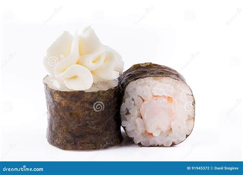 Rollos De Sushi Japoneses Frescos Tradicionales En Un Fondo Blanco