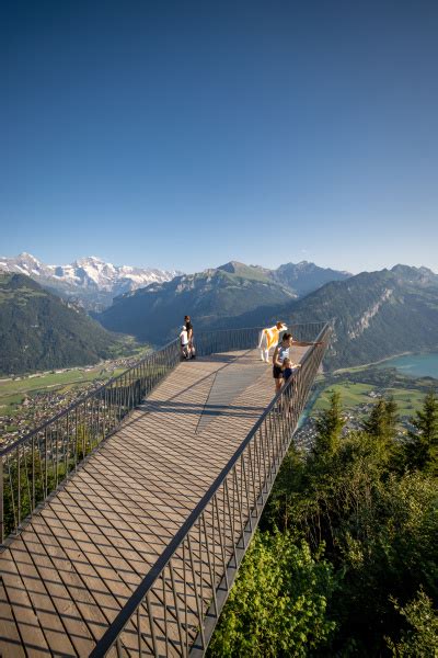 Harder Kulm Zwei Seen Steg Ganze Familie Eiger Moench Jungfrau Hochformat